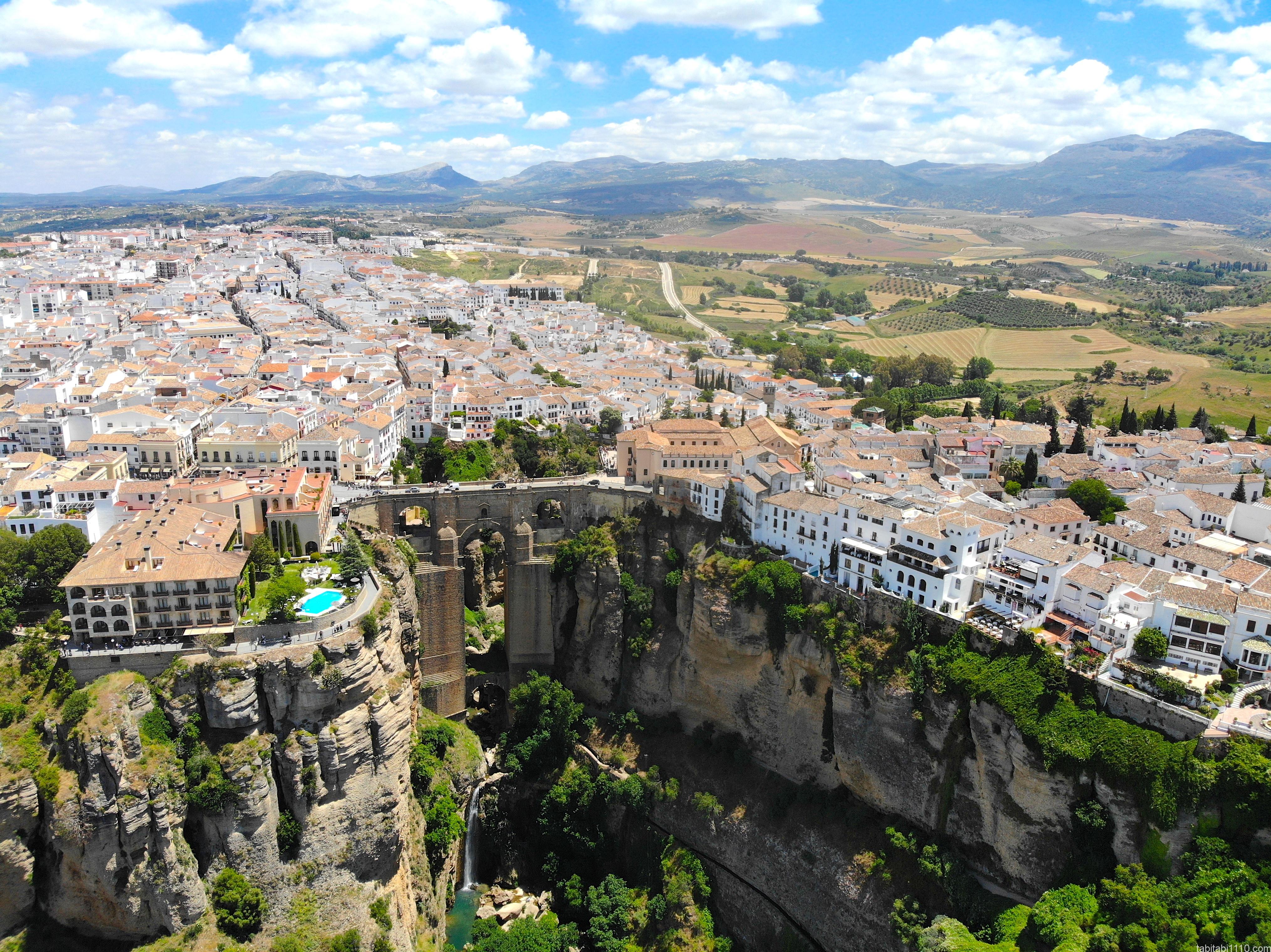 スペイン ロンダでドローン空撮 圧巻のヌエボ橋と白い街並み Tabitabi