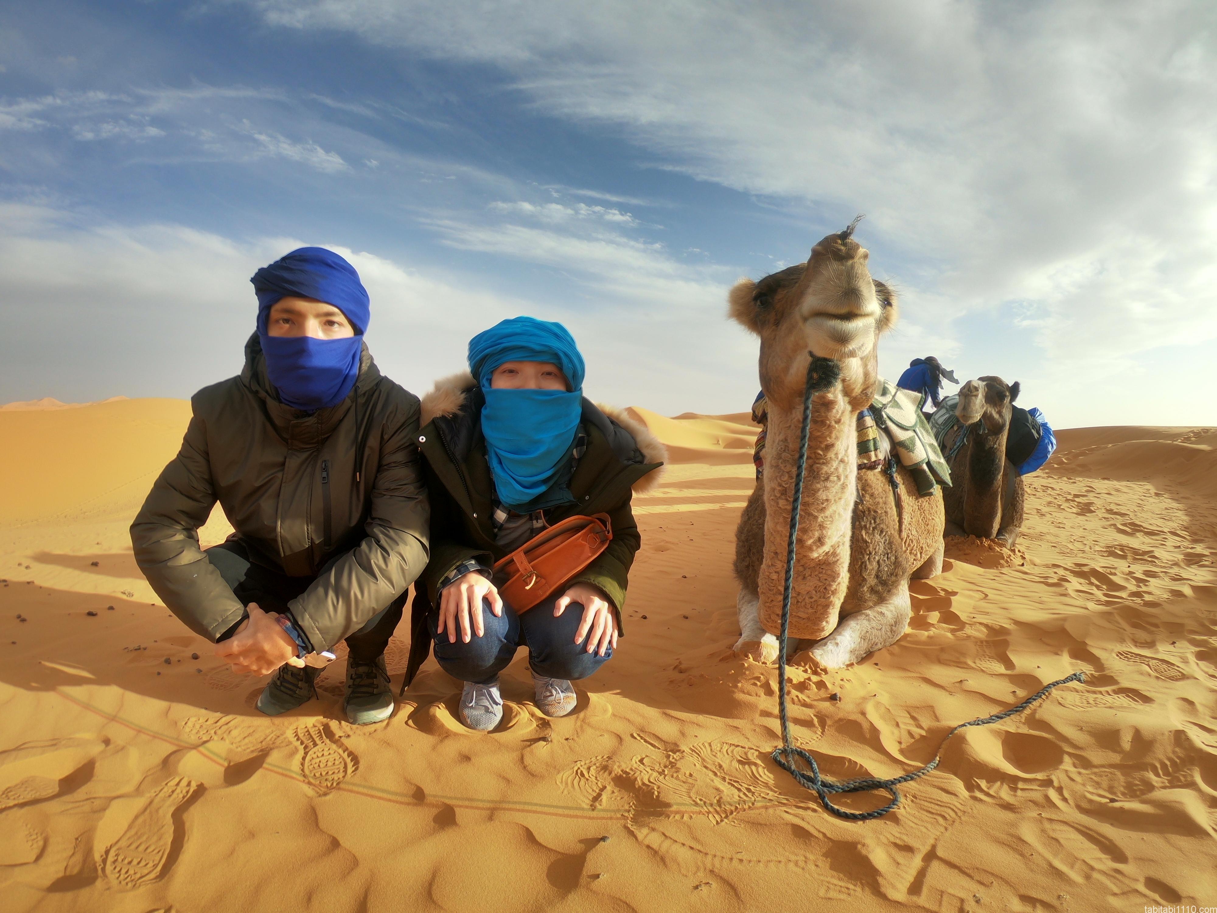 サハラ砂漠ツアー｜ラクダと３ショット